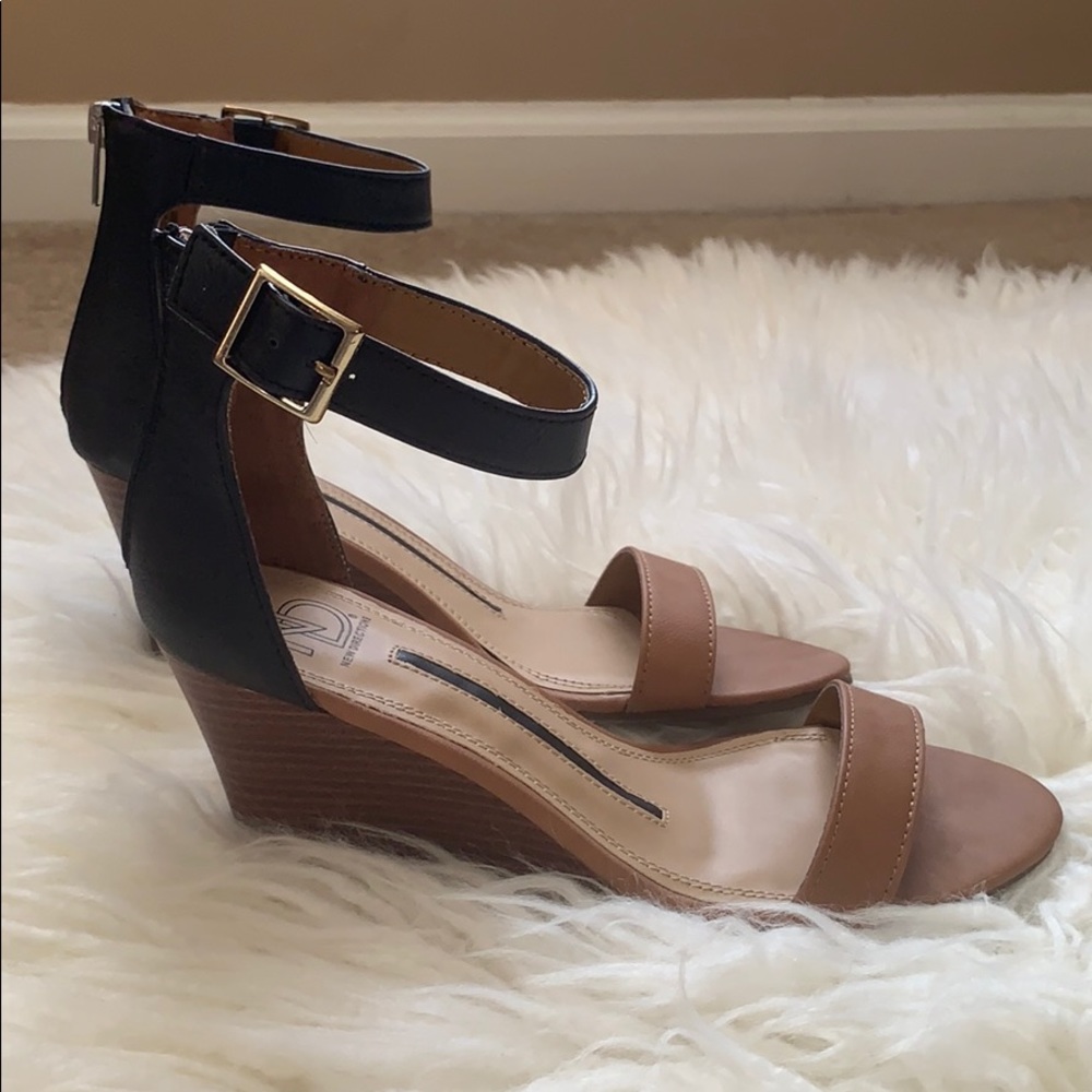 New Directions Tan/black wedge heels